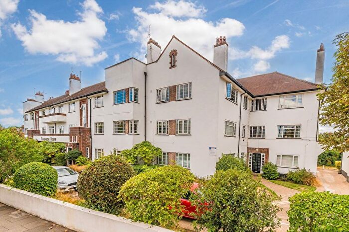 2 Bedroom Flat For Sale In Chertsey Road, Twickenham, TW1