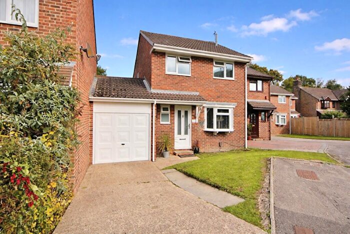 3 Bedroom Semi-Detached House For Sale In Tanglewood Close, Purbrook, PO7