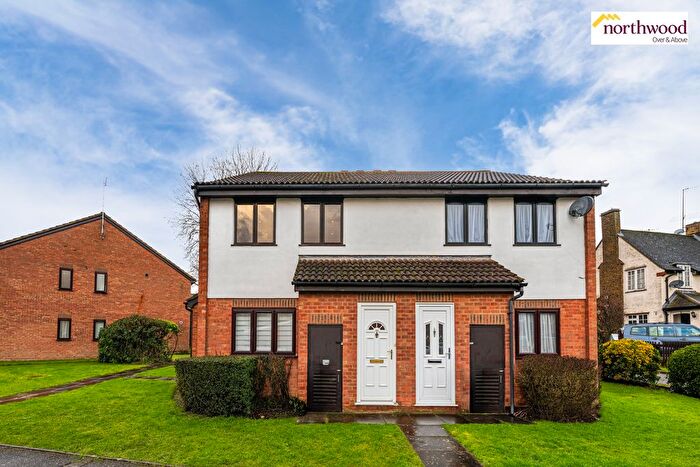 1 Bedroom Flat For Sale In Church Lane, Kings Langley, WD4