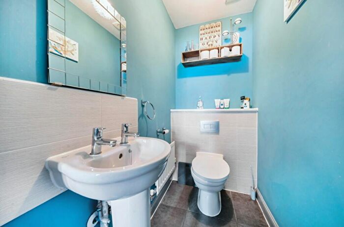 5 Bedroom Detached House For Sale In Cameron Crescent, Bedford, MK40