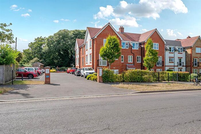 2 Bedroom Retirement Property For Sale In Hale Lodge, Littlehampton, BN17