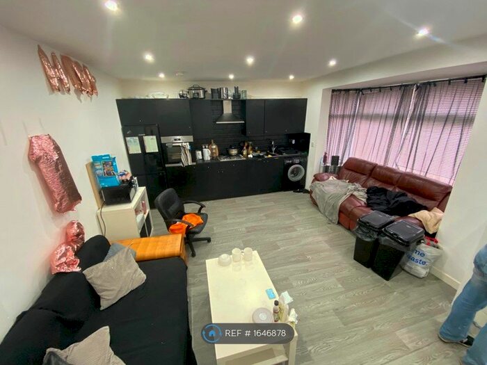 3 Bedroom Semi-Detached House To Rent In Cardigan Road, Leeds, LS6