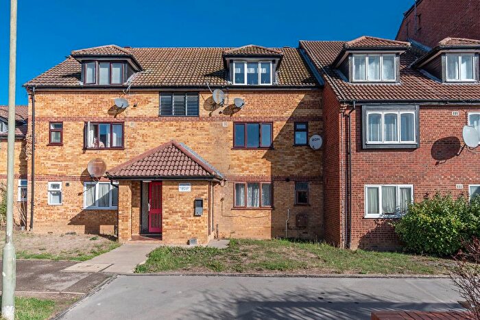 2 Bedroom Flat For Sale In Springwood Crescent, Edgware, HA8