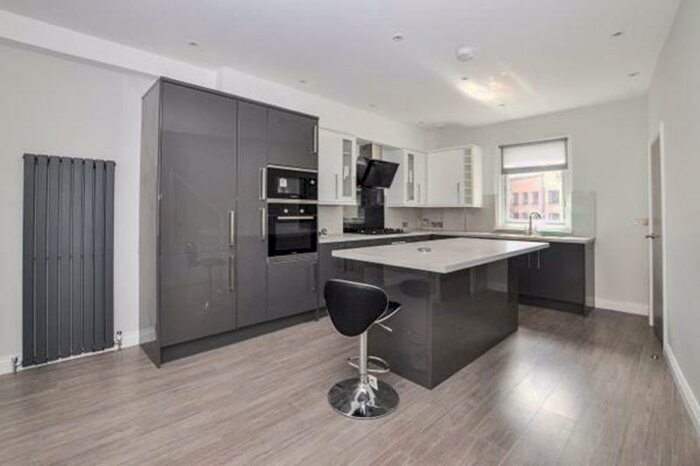 3 Bedroom Flat To Rent In Croydon - &#Pcm, CR0