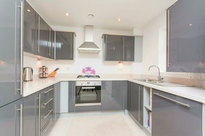 2 Bedroom Flat To Rent In High Road, Harrow Weald, Harrow, HA3