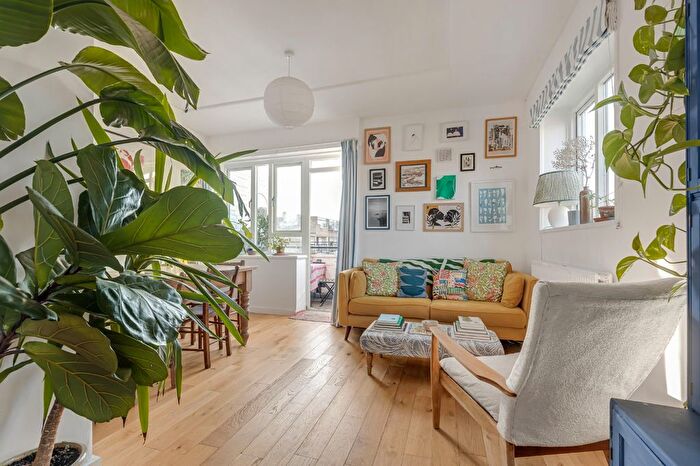 2 Bedroom Maisonette For Sale In Balls Pond Road, Islington, London, N1