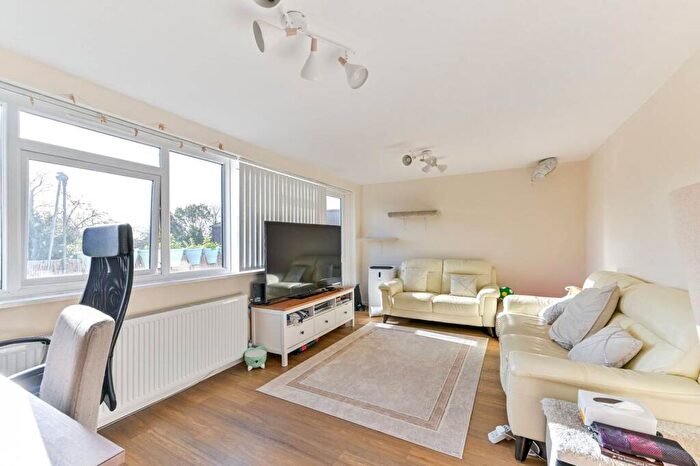 3 Bedroom Maisonette For Sale In Wessex Close, Kingston, Kingston Upon Thames, KT1