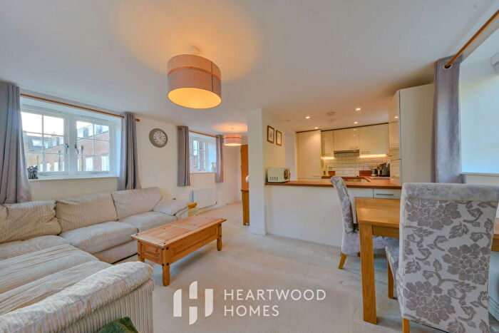1 Bedroom Apartment For Sale In Little Night Leys Court, Napsbury, AL2
