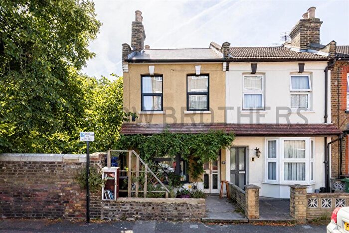2 Bedroom House To Rent In Crescent Road, London, E10