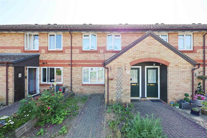 1 Bedroom Maisonette For Sale In Auriol Drive, Uxbridge, UB10