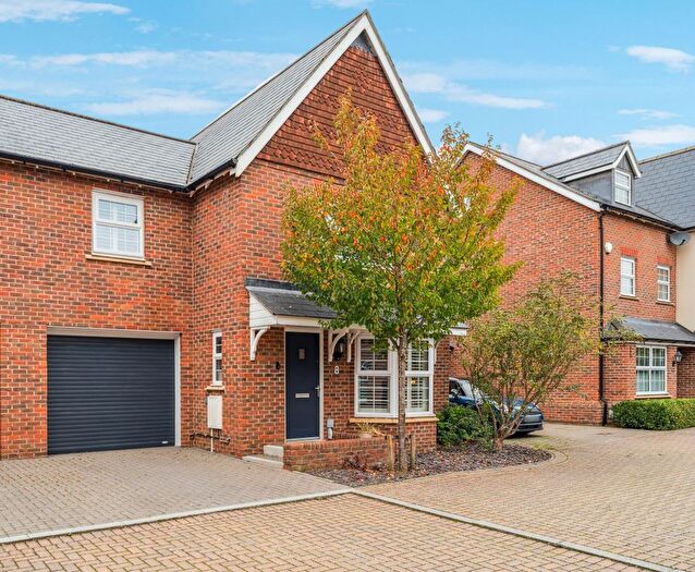 4 Bedroom Link Detached House For Sale In John Fulkes Avenue, Thame, OX9