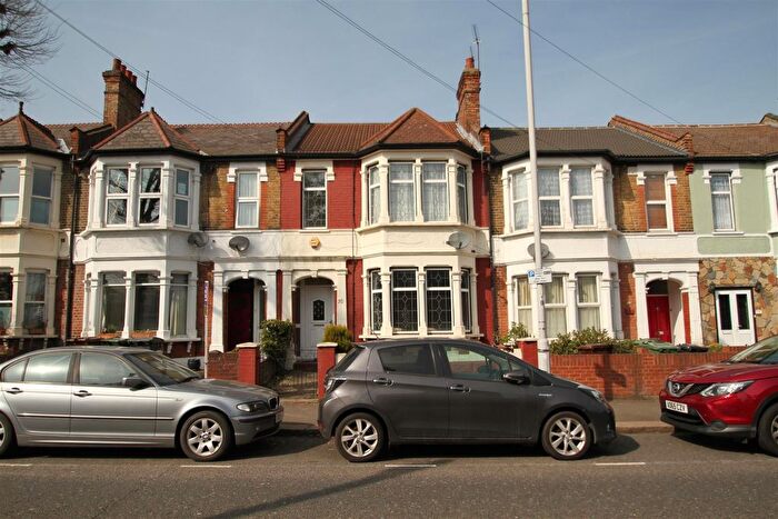 2 Bedroom Flat To Rent In James Lane, London, E10