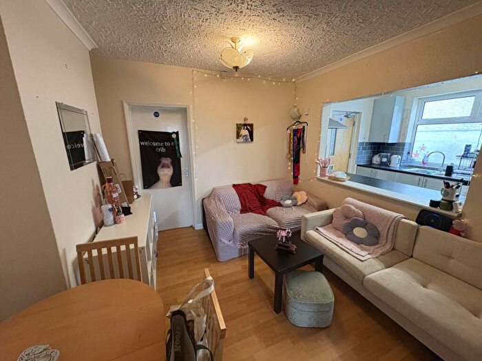 5 Bedroom Semi-Detached House To Rent In Strafford Gate, Potters Bar, EN6