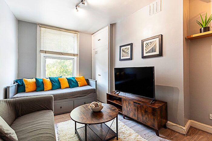 3 Bedroom Flat To Rent In Balham High Road, London, SW12