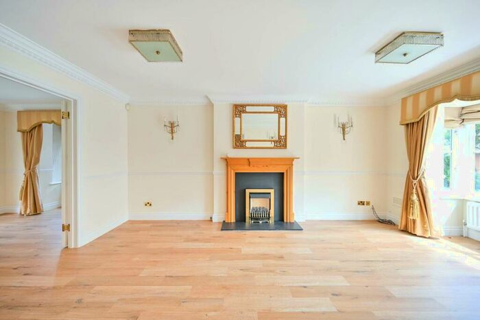 4 Bedroom Detached House To Rent In Devey Close, Coombe, Kingston Upon Thames, KT2