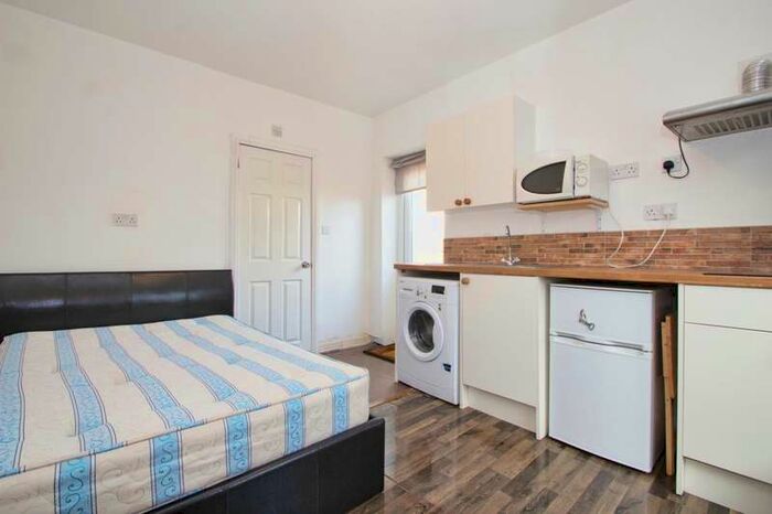 Flat To Rent In Hillfield Avenue, Wembley, HA0