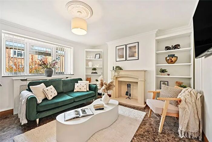 3 Bedroom Flat For Sale In Kent Road, London, W4
