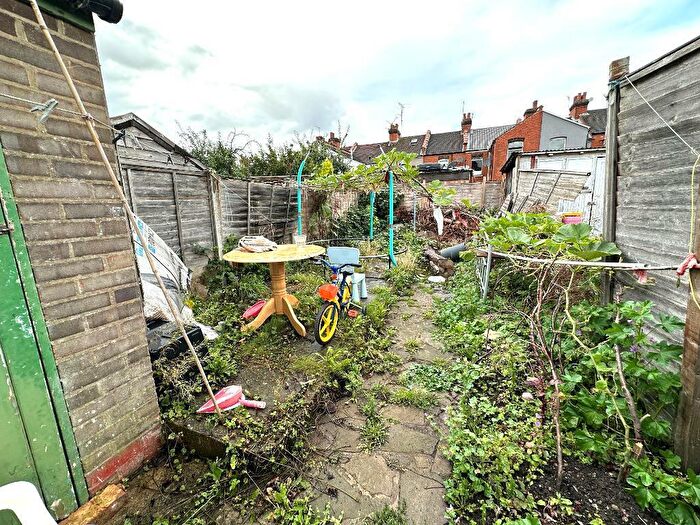 2 Bedroom Terraced House For Sale In Dane Road, Biscot, Luton, Bedfordshire, LU3