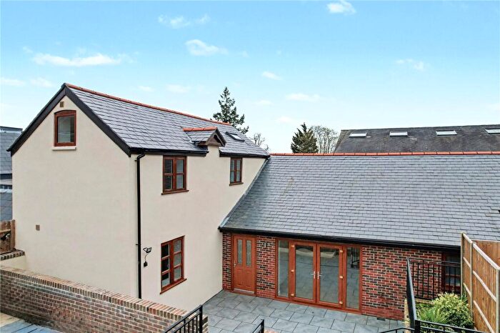 3 Bedroom Semi Detached House For Sale In Hillside Road, Aldershot, Hampshire, GU11