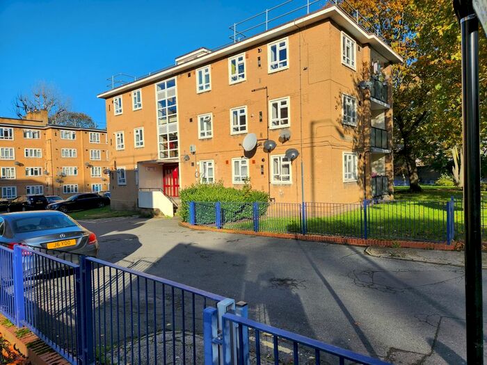 2 Bedroom Flat To Rent In Staplefield Close, Brixton Hill, SW2