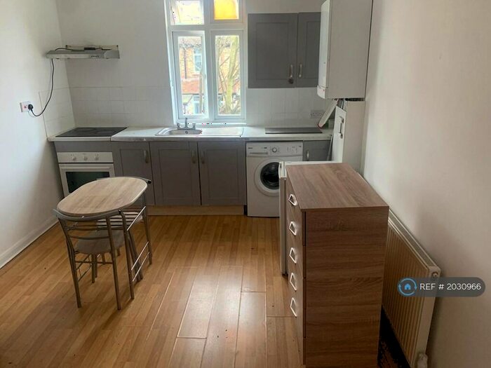 Studio To Rent In Rosebery Avenue, London, N17