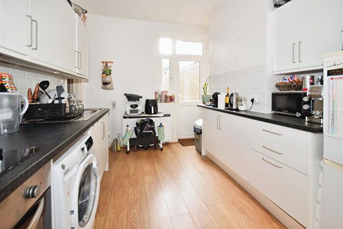 1 Bedroom Flat To Rent In Elborough Street, Southfields, SW18
