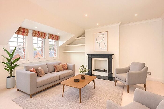 3 Bedroom Flat To Rent In Oakhill Road, London, SW15