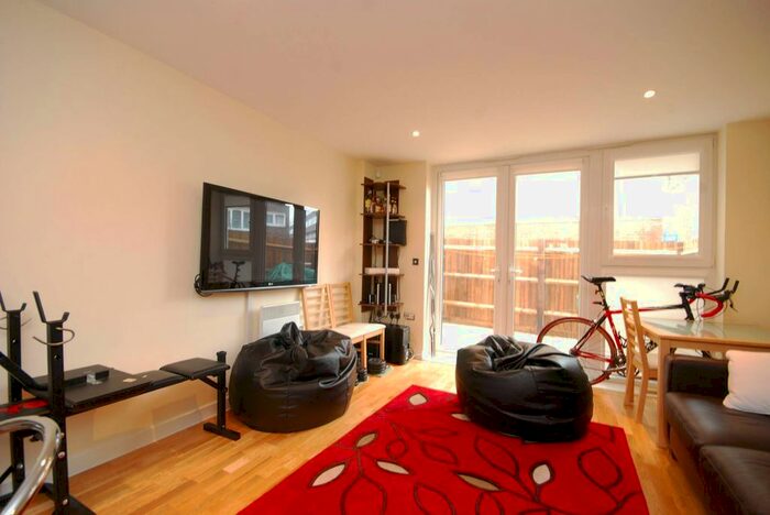 2 Bedroom Maisonette To Rent In Island Apartments, Islington, London, N1