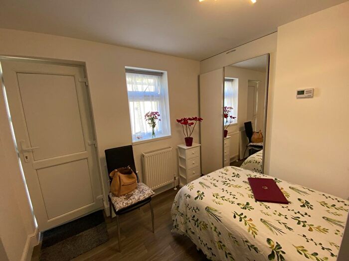 Studio To Rent In Kings Close, London, NW4