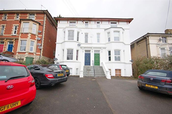 2 Bedroom Flat To Rent In Buckland Hill, Maidstone, ME16