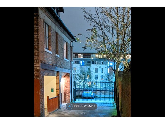 3 Bedroom Semi-Detached House To Rent In Coach House, Nottingham, NG1