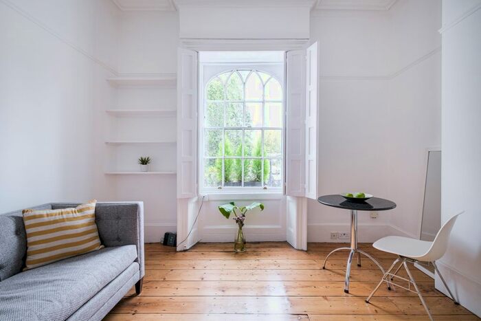 1 Bedroom Flat To Rent In Canonbury Square, London, N1