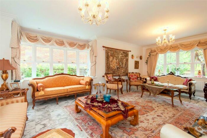 5 Bedroom Detached House For Sale In Orchard End, Weybridge, KT13