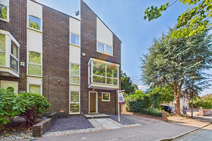 3 Bedroom End Of Terrace House For Sale In Oaks Drive, Lexden, CO3