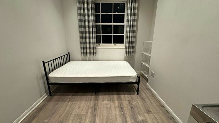 Flat To Rent In Offord Road, Islington, N1