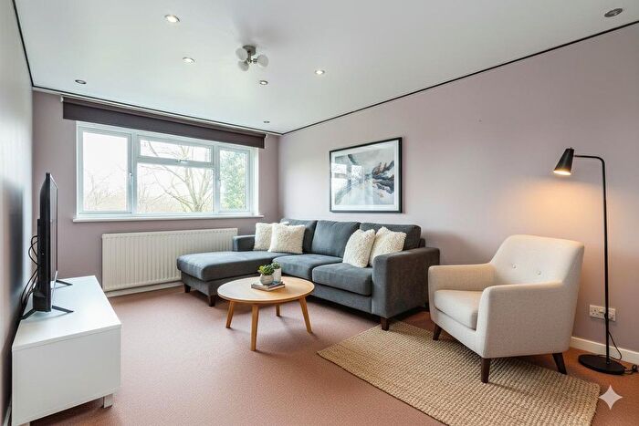 2 Bedroom Flat For Sale In Park Road, Grove Park, Chiswick, W4