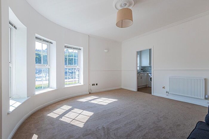 2 Bedroom Flat For Sale In Llwyn Passat, Penarth, CF64