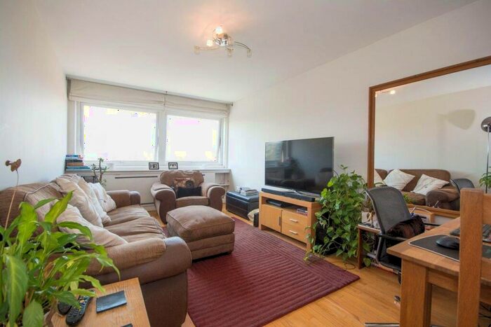 2 Bedroom Flat To Rent In Park South, Battersea Park, SW11