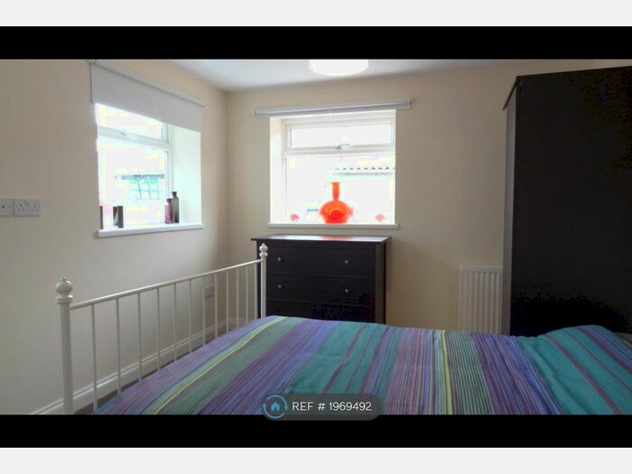 Studio To Rent In Broad Street, Swindon, SN1