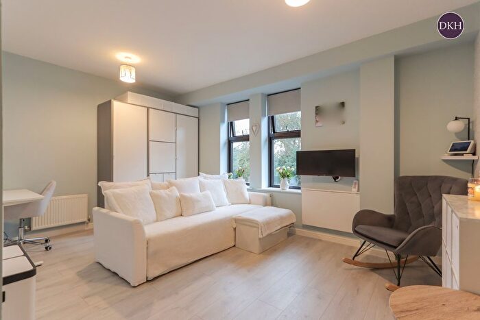 1 Bedroom Flat For Sale In Lockhart Road, Watford, Hertfordshire, WD17