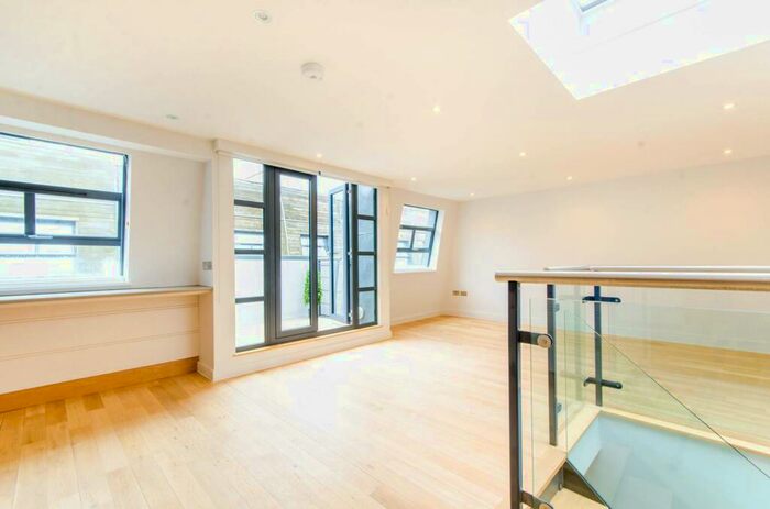 3 Bedroom End Of Terrace House To Rent In Waterloo Terrace, Islington, London, N1