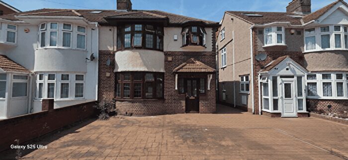4 Bedroom Semi Detached House To Rent In Shelley Crescent, TW5