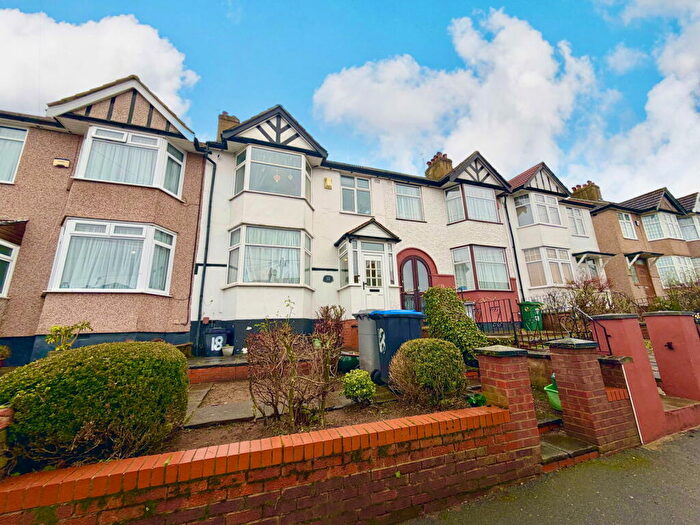 4 Bedroom Terraced House For Sale In Wood Close, Kingsbury, London, NW9