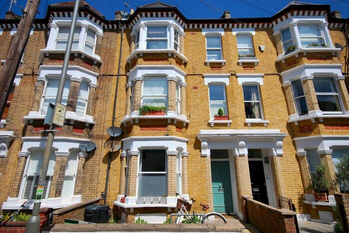 2 Bedroom Flat To Rent In Warriner Gardens, London, SW11