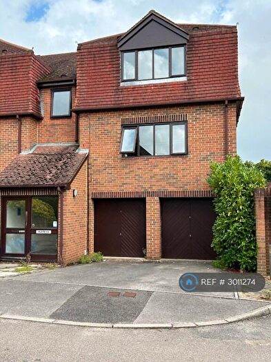 1 Bedroom Flat To Rent In Weavers Court, Wokingham, RG40