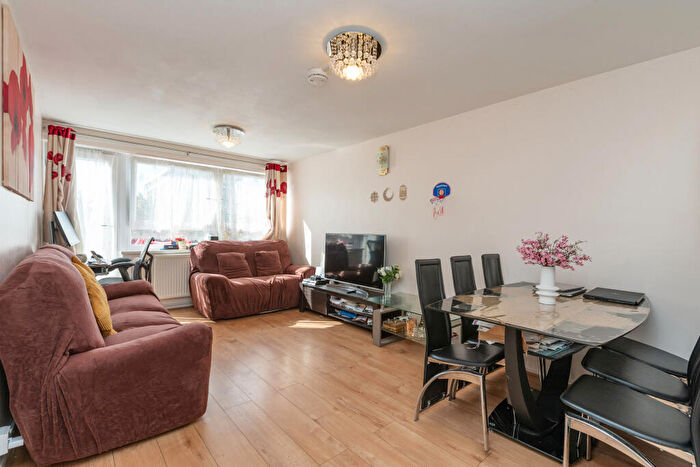 2 Bedroom Flat For Sale In Carnoustie Drive, London, N1