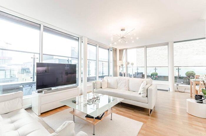 2 Bedroom Flat To Rent In Boardwalk Place, Canary Wharf, London, E14