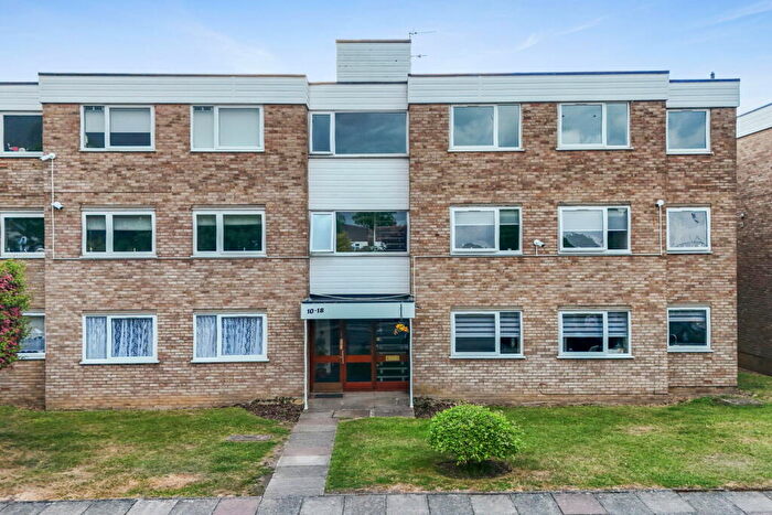 2 Bedroom Flat For Sale In Woodhaven Gardens, Barkingside, Essex, IG6