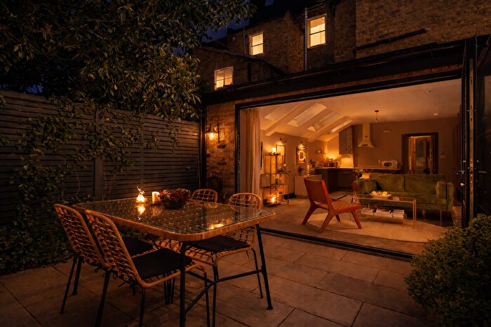 2 Bedroom Flat For Sale In Macfarlane Road, London, W12