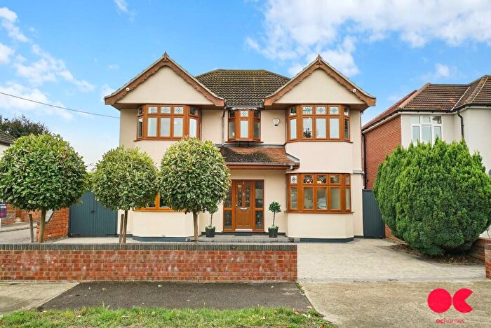 4 Bedroom Detached House For Sale In Lake Avenue, Rainham, RM13